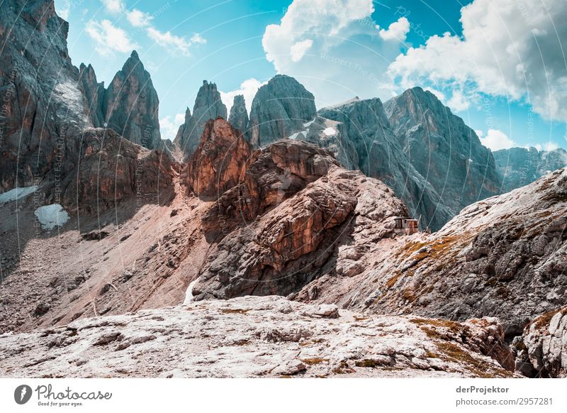 Dolomiten mit Felsen im Vordergrund IV Abenteuer wandern Schönes Wetter schlechtes Wetter Nebel Gipfel Sommer Landschaft Natur Umwelt Ferne Freiheit