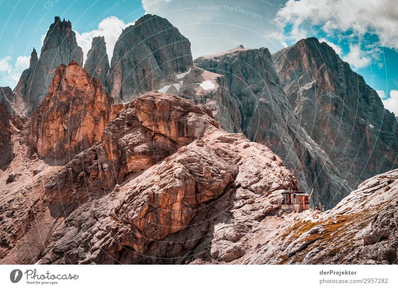 Dolomiten mit Felsen im Vordergrund IV Abenteuer wandern Schönes Wetter schlechtes Wetter Nebel Gipfel Sommer Landschaft Natur Umwelt Ferne Freiheit
