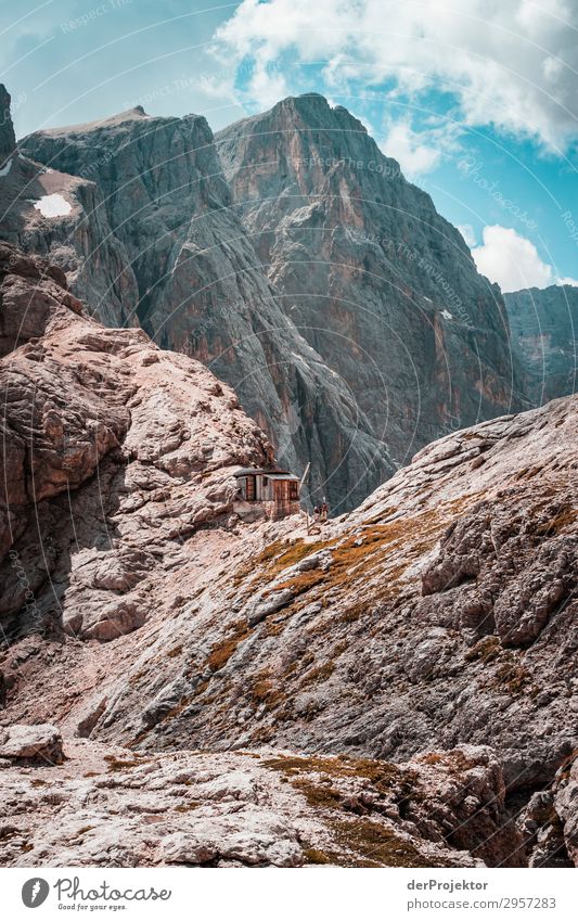 Dolomiten mit Felsen im Vordergrund V Abenteuer wandern Schönes Wetter schlechtes Wetter Nebel Gipfel Sommer Landschaft Natur Umwelt Ferne Freiheit