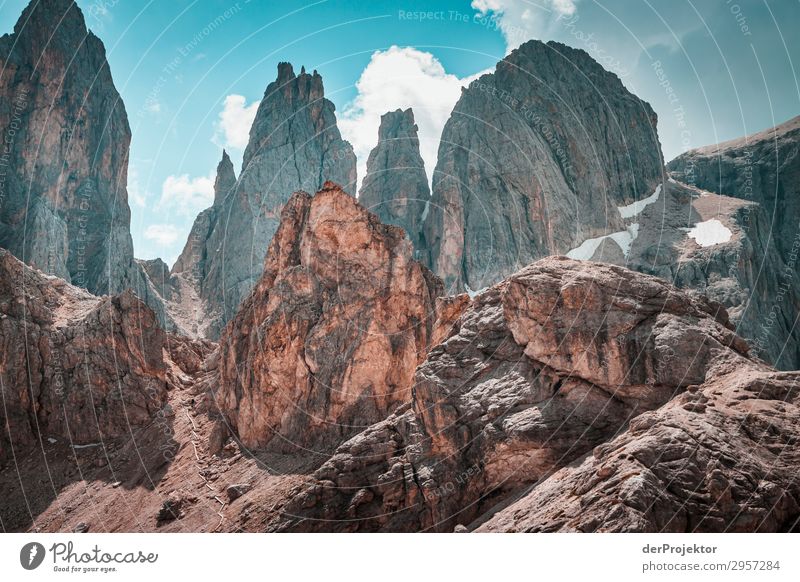 Dolomiten mit Felsen im Vordergrund VII Abenteuer wandern Schönes Wetter schlechtes Wetter Nebel Gipfel Sommer Landschaft Natur Umwelt Ferne Freiheit