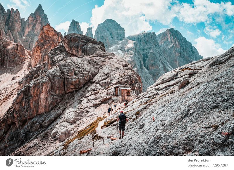 Dolomiten mit Wanderer im Vordergrund II Abenteuer wandern Schönes Wetter schlechtes Wetter Nebel Gipfel Sommer Landschaft Natur Umwelt Ferne Freiheit