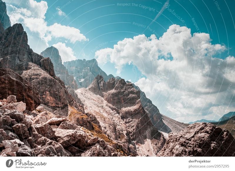 Dolomiten mit Felsen im Vordergrund II Abenteuer wandern Schönes Wetter schlechtes Wetter Nebel Gipfel Sommer Landschaft Natur Umwelt Ferne Freiheit