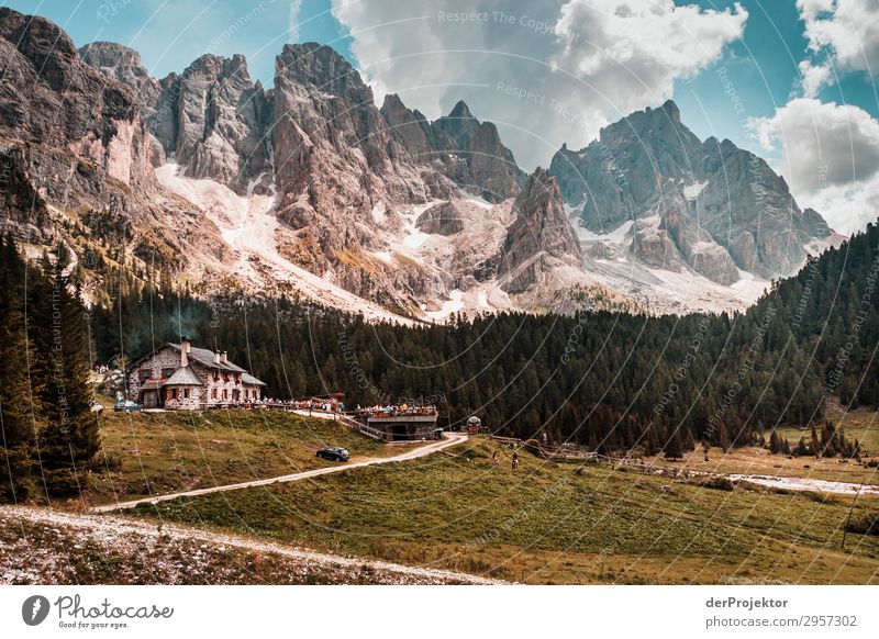 Dolomiten mit Wirtshaus im Vordergrund Abenteuer wandern Schönes Wetter schlechtes Wetter Nebel Gipfel Sommer Landschaft Natur Umwelt Ferne Freiheit