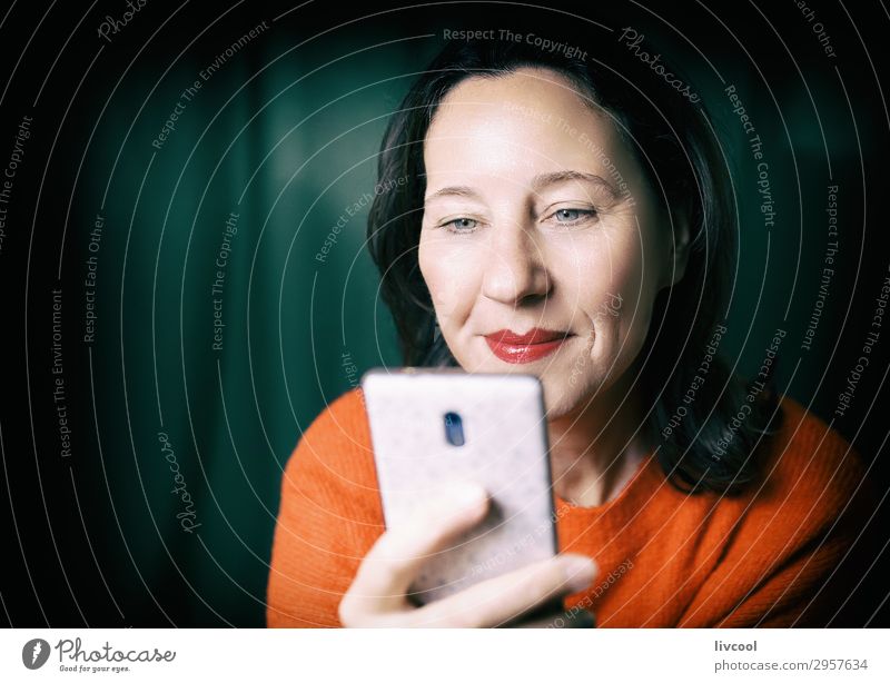 glücklich, verbunden zu sein II Lifestyle Glück Gesicht Erholung sprechen Telefon Handy Technik & Technologie Unterhaltungselektronik feminin Frau Erwachsene