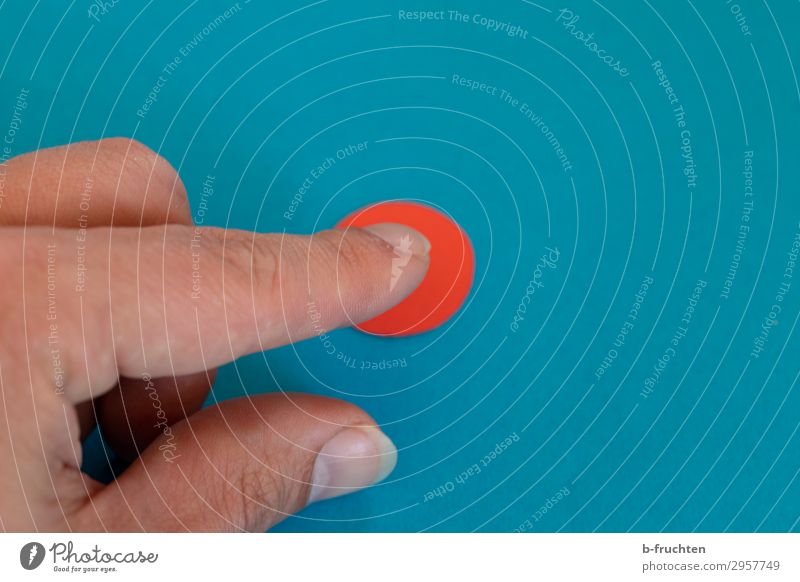 Notfallknopf Wirtschaft Business Hand Finger Papier Zeichen wählen gebrauchen blau rot Zukunftsangst gefährlich Angst Sicherheit Taste drücken Anstecker