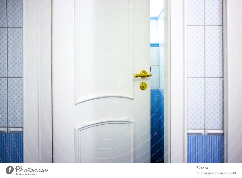 stilles Örtchen Türspion ästhetisch einfach elegant hell kalt Kitsch retro Sauberkeit trist blau ruhig Einsamkeit Reichtum Neugier Perspektive rein Toilette