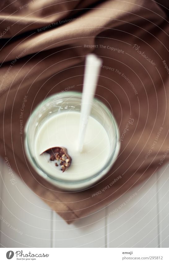 Schokoeiswürfel Schokolade Ernährung Frühstück Getränk Milch Glas Trinkhalm lecker süß Farbfoto Innenaufnahme Menschenleer Tag Schwache Tiefenschärfe