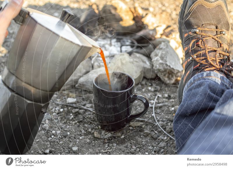 Zubereitung von Kaffee am Lagerfeuer während eines Lagers in der Natur. Frühstück Bioprodukte Heißgetränk Topf Tasse Lifestyle Wellness Leben harmonisch