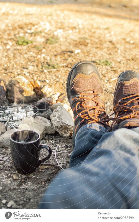 Kaffeezubereitung am Lagerfeuer, Erholung während eines Lagers in der Natur. Frühstück Getränk Espresso Topf Tasse Becher Lifestyle Rauschmittel Wellness Leben