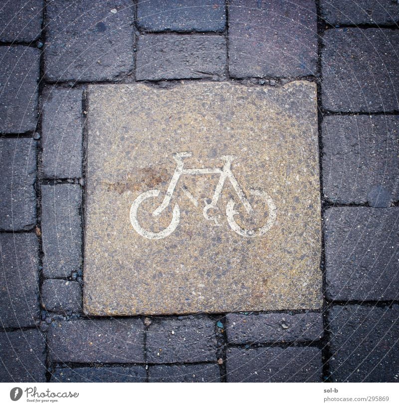 Fahrrad Fahrradtour Fahrradfahren Verkehr Verkehrsmittel Straße Verkehrszeichen Verkehrsschild Stein Beton Backstein Zeichen Schilder & Markierungen sportlich