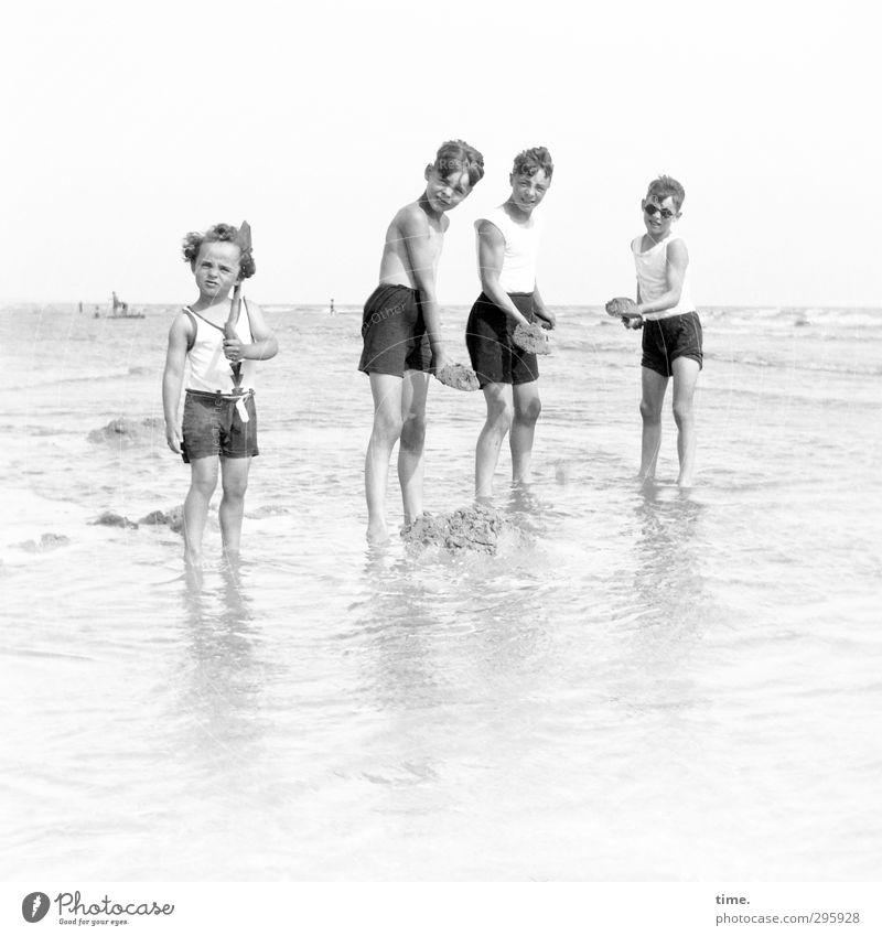 Jugendfoto | Sandschubser Mensch maskulin Bruder Kindheit 4 Menschengruppe Schönes Wetter Wellen Strand Meer beobachten Glück historisch listig Bewegung