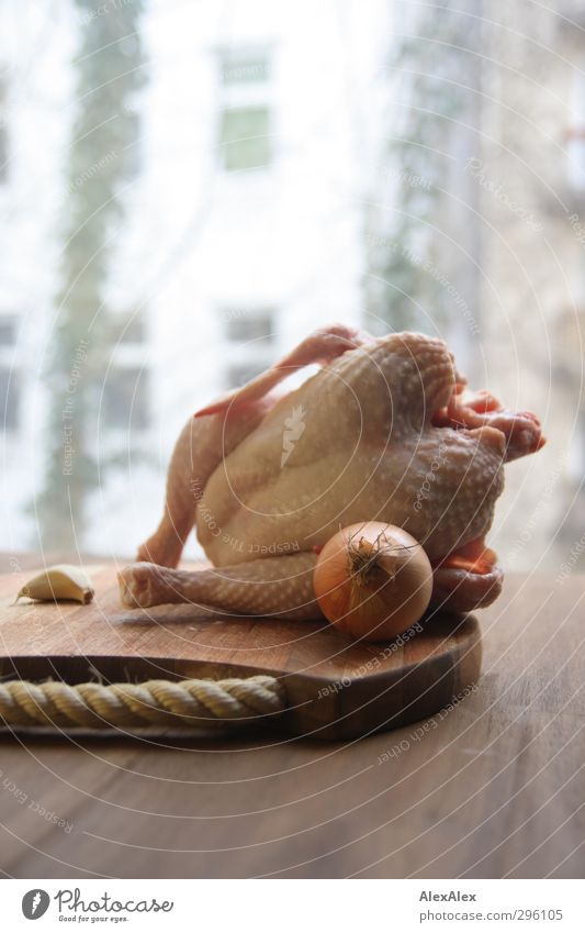 Verrücktes Huhn Lebensmittel Fleisch Suppenhuhn Bioprodukte Zwiebel Knoblauch Hähnchen Ernährung Mittagessen Abendessen Slowfood Schneidebrett liegen