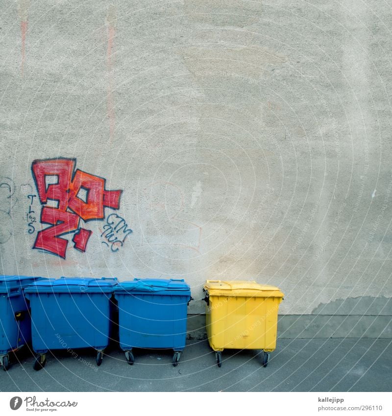subkultur Stein Zeichen Schriftzeichen Graffiti nachhaltig Müll Müllbehälter gelb blau mehrfarbig Müllverwertung Recycling Container Hinterhof Hausmüll Trennung