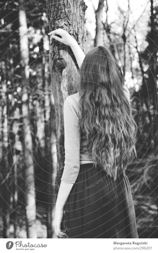 haare feminin 1 Mensch Umwelt Natur Sträucher Wald Rock Kleid Pullover Haare & Frisuren stehen Schwarzweißfoto Tag
