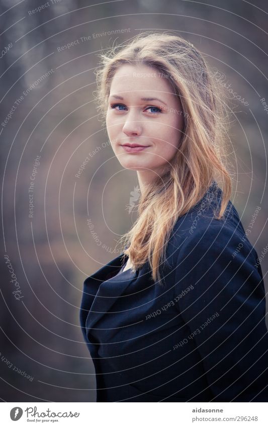 Port Mensch feminin Frau Erwachsene 1 18-30 Jahre Jugendliche ästhetisch elegant gut selbstbewußt Farbfoto Außenaufnahme Hintergrund neutral Porträt