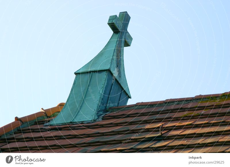 Die Kirche im Dorf lassen... Dach Dachziegel Friedhof Gotteshäuser Religion & Glaube Rücken Schönes Wetter