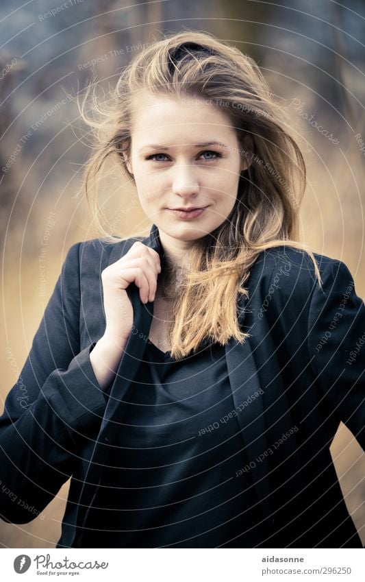 Portrait Mensch feminin Frau Erwachsene Jugendliche 1 18-30 Jahre blond Zufriedenheit Erfolg Kraft Selbstbeherrschung Farbfoto Außenaufnahme Hintergrund neutral
