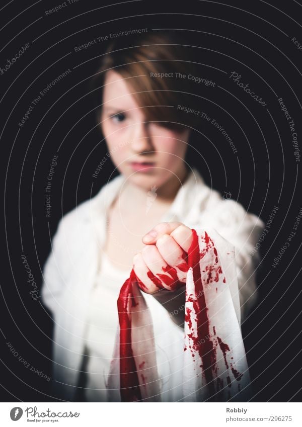 Der Unschuld ihr Blut feminin Junge Frau Jugendliche 1 Mensch 13-18 Jahre Kind festhalten stehen bedrohlich rot schwarz weiß Schmerz schuldig verstört Wut Rache