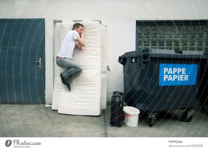 schlafstörung Häusliches Leben Schlafzimmer Mensch maskulin Mann Erwachsene Körper 1 30-45 Jahre schlafen Luftmatratze Müll Müllbehälter Fass Container