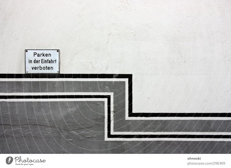 Parkverbot Mauer Wand Fassade Verkehr Schriftzeichen Schilder & Markierungen Hinweisschild Warnschild Linie Streifen grau schwarz weiß Verbote Farbfoto