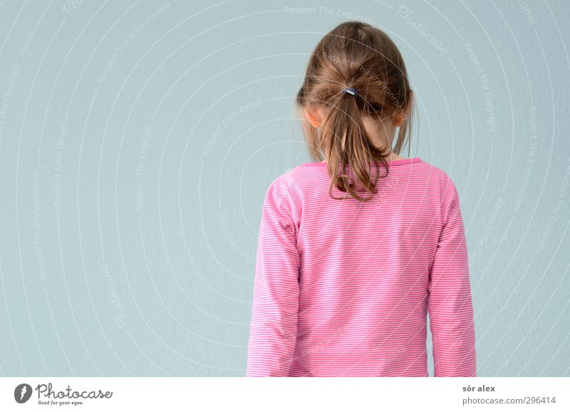 Selbstporträt Mensch feminin Kind Mädchen Kindheit Kopf Haare & Frisuren Rücken Hinterkopf 1 Bekleidung Stoff T-Shirt blau rosa Rückansicht Haargummi Zopf