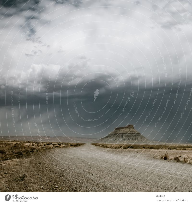 Highway 24 Gewitterwolken schlechtes Wetter Regen Felsen Berge u. Gebirge Wüste Schotterstraße braun grau Einsamkeit Endzeitstimmung Ferne Utah Reisefotografie