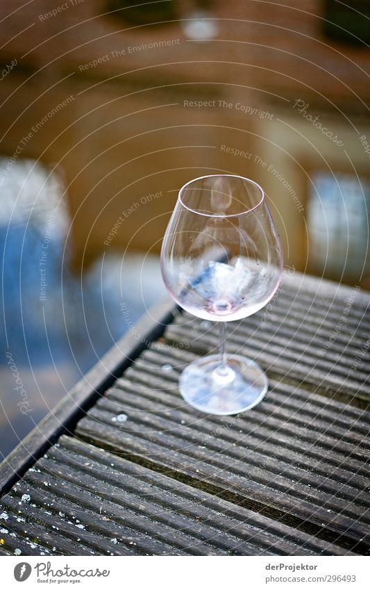 Nach dem Genuß Getränk trinken Alkohol Wein Glas Lifestyle elegant Stil Freude Wellness harmonisch Wohlgefühl Zufriedenheit Stadtrand Industrieanlage Terrasse