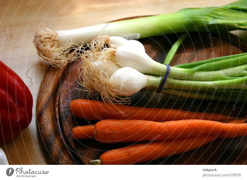 Junges Gemüse geschnitten Rüben Paprika Frühlingszwiebel Gesundheit Holzbrett Porree
