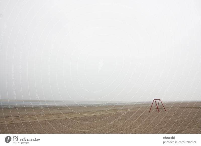 Lost schlechtes Wetter Küste Strand Nordsee Langeoog Schaukel Sand Unlust Angst Einsamkeit Ferne Farbfoto Gedeckte Farben Außenaufnahme Menschenleer