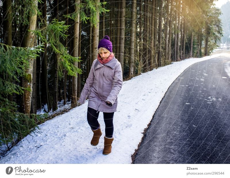 Spaziergang Lifestyle Freizeit & Hobby Ferien & Urlaub & Reisen Winterurlaub wandern feminin Junge Frau Jugendliche 18-30 Jahre Erwachsene Landschaft