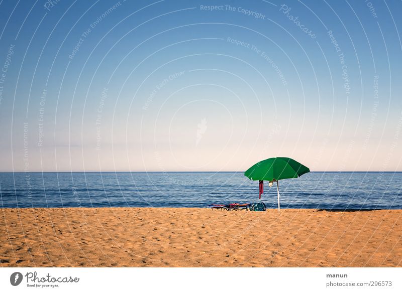 Einsamer Strand mit Sonnenschirm - ein lizenzfreies Stock Foto von Photocase