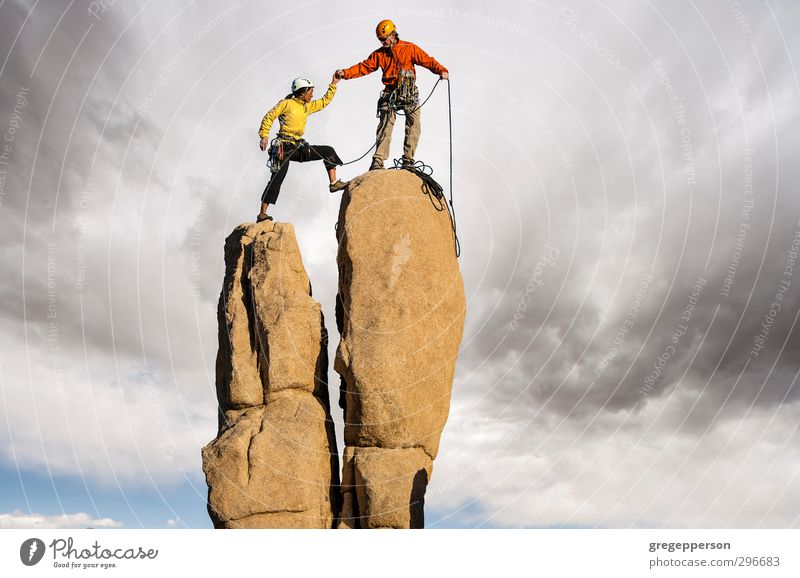 Den Gipfel erobern. Abenteuer Klettern Bergsteigen Partner 2 Mensch 30-45 Jahre Erwachsene Unwetter Helm Erfolg selbstbewußt Mut Tatkraft Höhenangst Konkurrenz