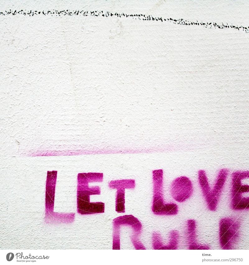 Missverständnis Mauer Wand Fassade Linie Farbstoff gesprüht Graffiti Stein Zeichen Schriftzeichen gruselig Kitsch verrückt trocken Stadt rosa Liebe eitel dumm