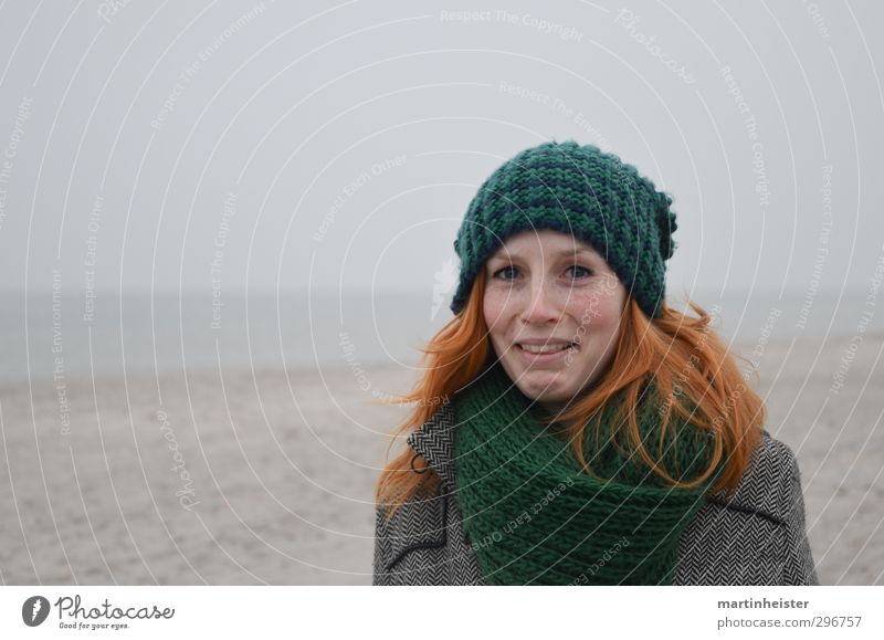 RedSun 2 feminin Junge Frau Jugendliche Erwachsene 18-30 Jahre Natur Strand Ostsee Meer Mütze rothaarig Freude Irritation erstaunt staunen sich ekeln Farbfoto
