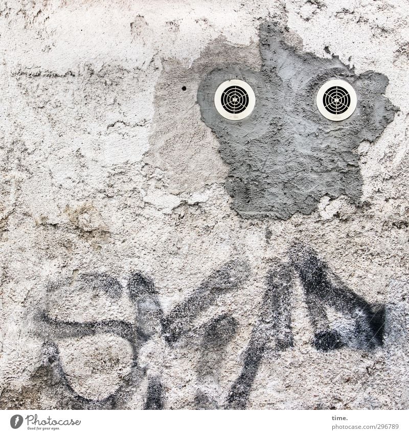 kopflastig | Touristenschreck Haus Altbau Mauer Wand Fassade Lüftungsschacht betoniert Stein Beton Zeichen Schriftzeichen Graffiti beobachten Blick