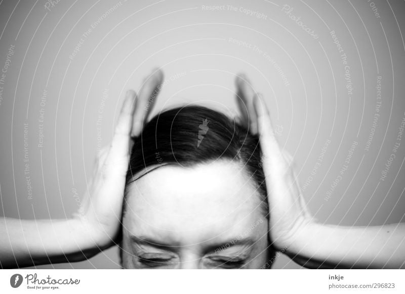 kopflastig | Migräne Frau Erwachsene Leben Kopf Gesicht Auge Hand 1 Mensch 30-45 Jahre festhalten Gefühle Gesundheitswesen Schmerz Kopfschmerzen Druck