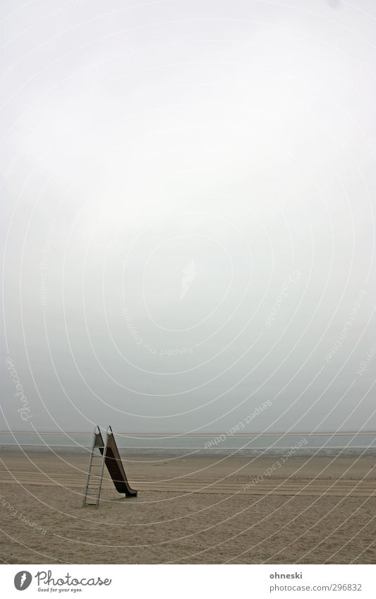 Rutschpartie Sand Wolken schlechtes Wetter Küste Strand Nordsee Insel Langeoog Spielzeug Rutsche Einsamkeit Kindheit Farbfoto Gedeckte Farben Außenaufnahme