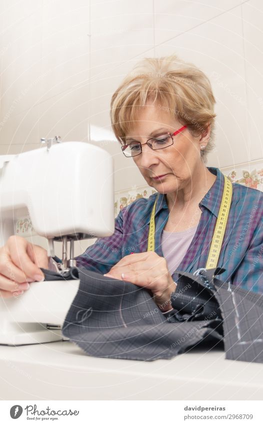 Senion Näherin Frau arbeitet an der Nähmaschine Design Handarbeit Arbeit & Erwerbstätigkeit Beruf Industrie Handwerk Erwachsene Mode Bekleidung Kleid Stoff