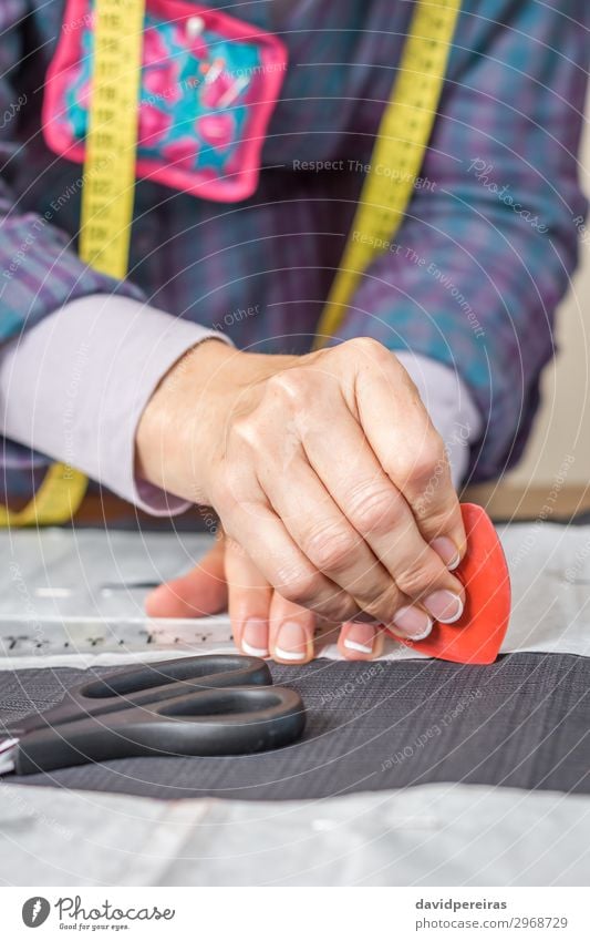 Schneider entwerfen maßgeschneidertes Muster auf dem Tisch Design Basteln Arbeit & Erwerbstätigkeit Beruf Industrie Handwerk Werkzeug Schere Nähmaschine Frau