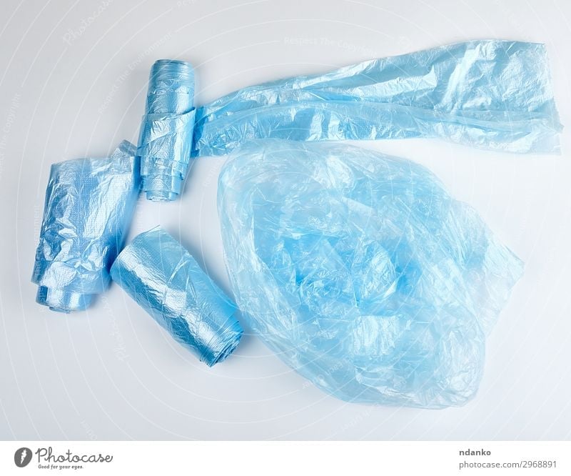blaue Plastiktüten für Müll auf weißem Hintergrund Umwelt Container Paket Sack Kunststoff neu Sauberkeit Farbe Umweltverschmutzung Tasche Behälter Entwurf