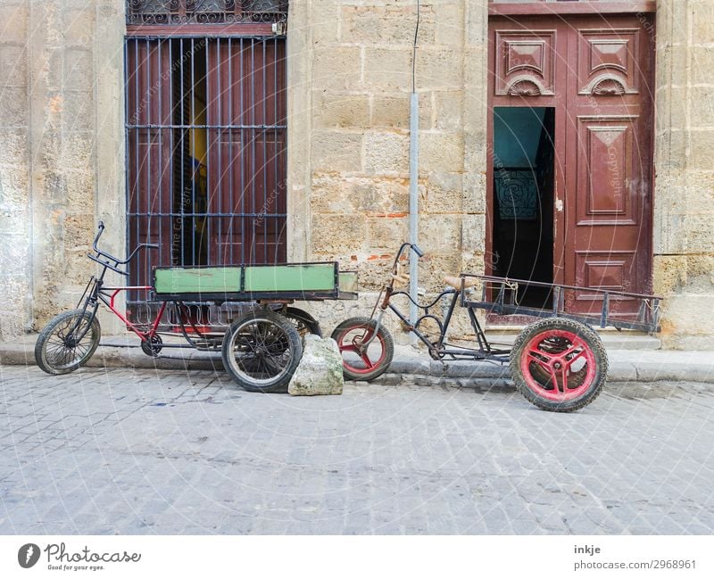 kubanische Lastenfahrräder Menschenleer Haus Fassade Tür Verkehr Verkehrsmittel Straße Fahrrad Lastenfahrrad alt authentisch einfach Armut innovativ