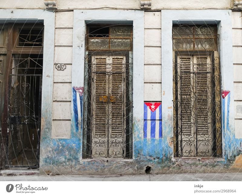 kubanische Flaggen Menschenleer Haus Fassade Fenster Tür Gitter Fahne Kuba alt authentisch dreckig geschlossen Holztür Holzfenster angemalt verwittert verfallen