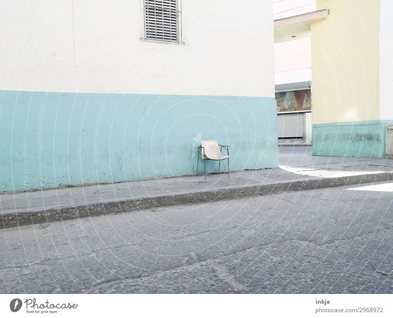 kubanischer Stuhl Kleinstadt Menschenleer Haus Mauer Wand Fassade Fenster Straße Bürgersteig Armut authentisch klein retro blau türkis weiß kahl Einsamkeit Kuba