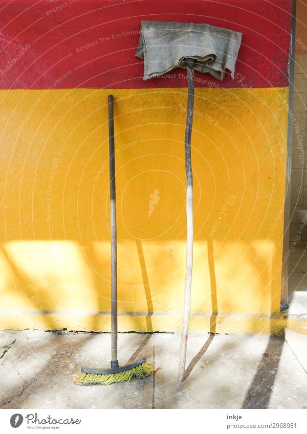 kubanische Putzfassade Menschenleer Mauer Wand Fassade Besen Staubwedel alt authentisch einfach gelb rot anlehnen Farbfoto mehrfarbig Außenaufnahme Nahaufnahme