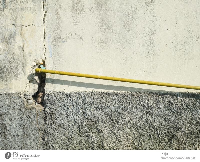 Wasser- Kabel Technik & Technologie Menschenleer Mauer Wand Fassade Röhren Wasserrohr Rohrleitung dünn lang gelb grau Farbfoto Außenaufnahme Nahaufnahme