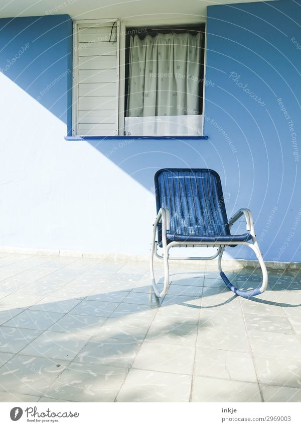 kubanische Terasse Menschenleer Haus Fassade Terrasse Fenster Schaukelstuhl Stuhl Gardine authentisch einfach blau weiß Pause Kuba Farbfoto Außenaufnahme