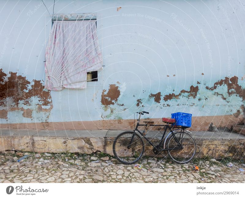 kubanische Fassade Dorf Menschenleer Haus Kopfsteinpflaster Fenster Fahrrad Kasten Korb alt Armut authentisch Vorhang Gitter abgeplatzt Putz Kuba Farbfoto