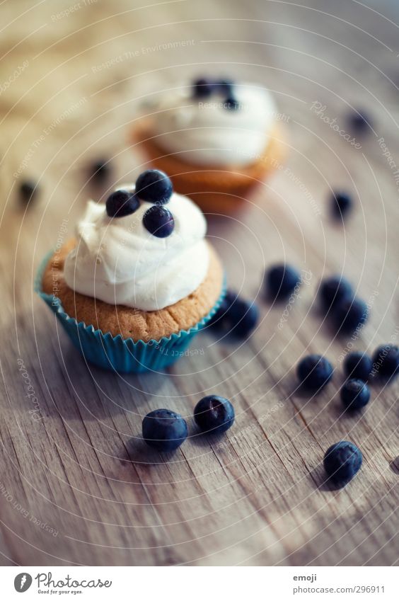 1700 oOoooO Frucht Dessert Süßwaren Ernährung Picknick Fingerfood lecker süß Blaubeeren Muffin Cupcake topping Sahne Farbfoto Außenaufnahme Innenaufnahme