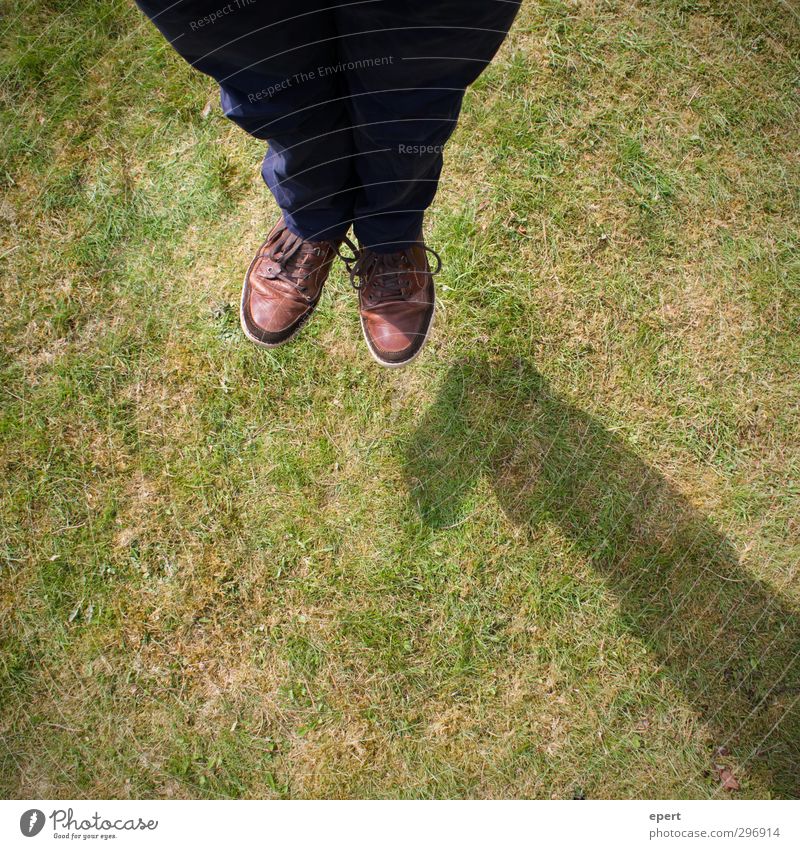 Schwebetrick Beine Fuß 1 Mensch Erde Gras Wiese fliegen springen Leichtigkeit Freude Zaubertrick Illusion Trick lustig Farbfoto Außenaufnahme Tag
