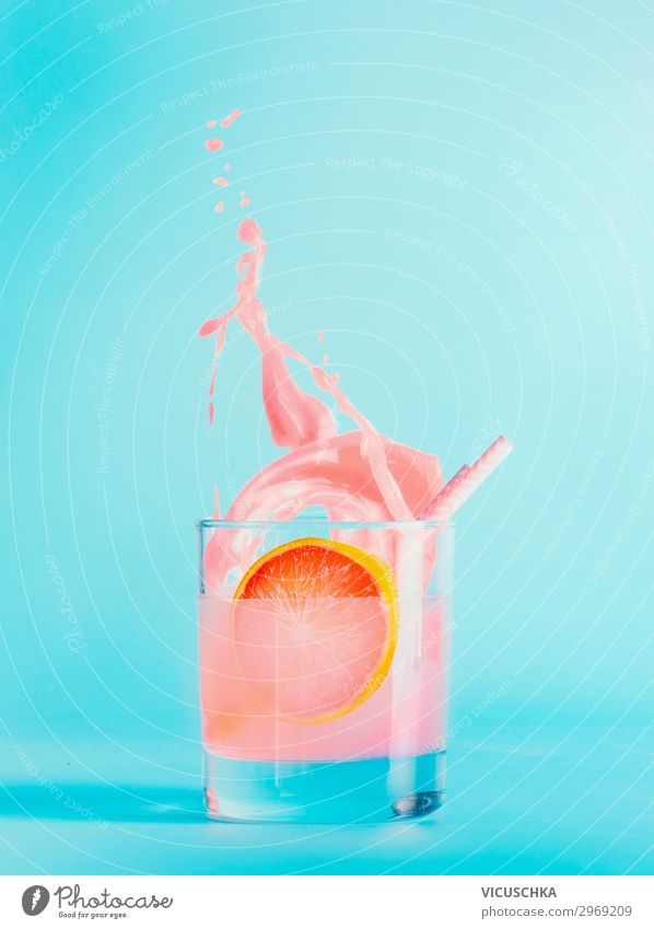 Sommer Getränks im Glas auf blauem Hintergrund Lebensmittel Frucht Trinkwasser Limonade Saft Longdrink Cocktail Stil Design Gesunde Ernährung Bar Cocktailbar